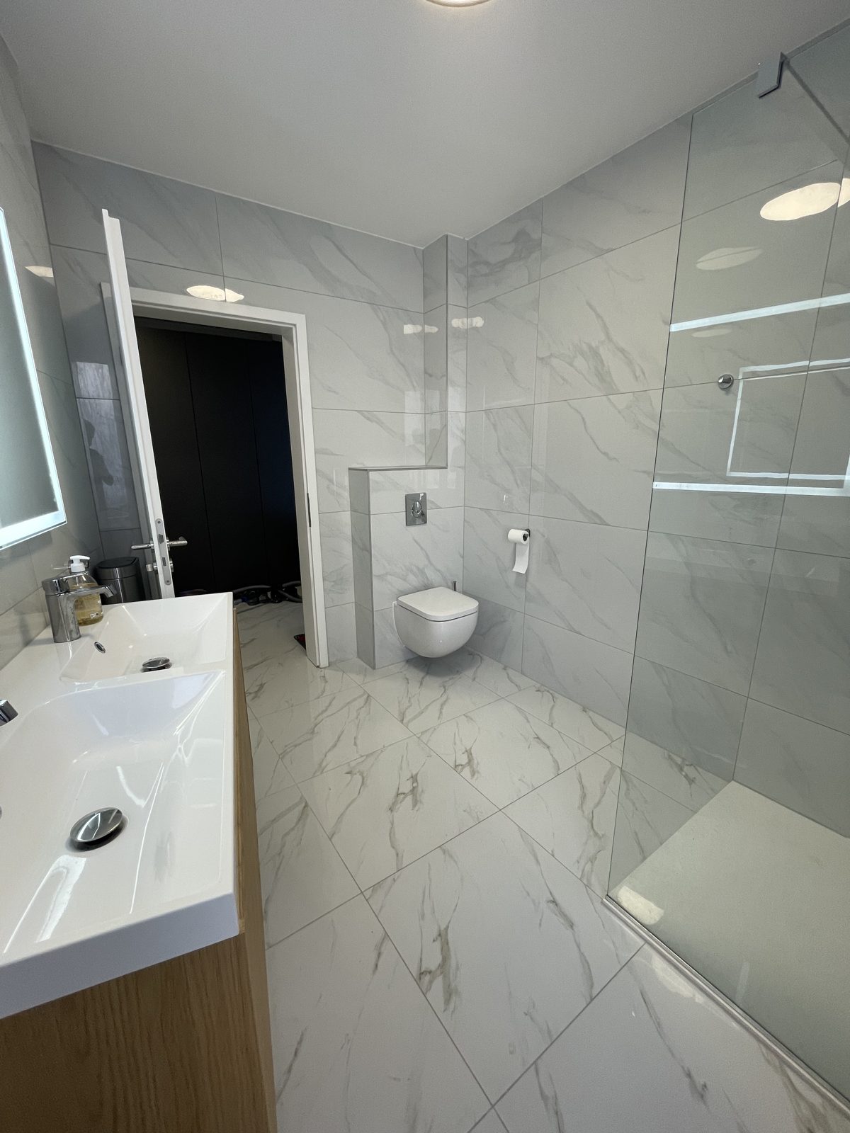 Salle d'eau avec rangements et miroir